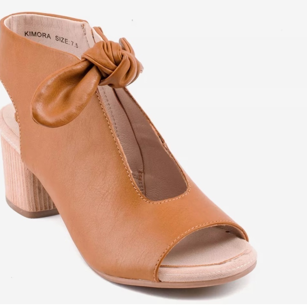Good Chic Tan Heeled Boots with Chunky Block Heel